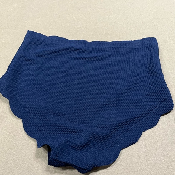 3/$30 New seersucker one shoulder two piece scalloped edges - Picture 5 of 10